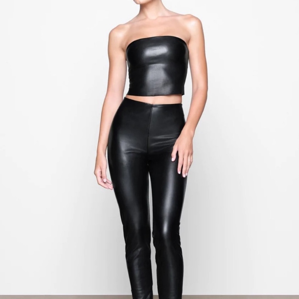 NWT- SKIMS SET -ONYX FAUX LEATHER
TUBE TOP AND BOOT CUT PANT